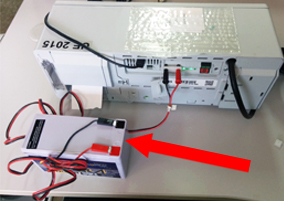 Imagem dos cabos Faston conectados na bateria externa