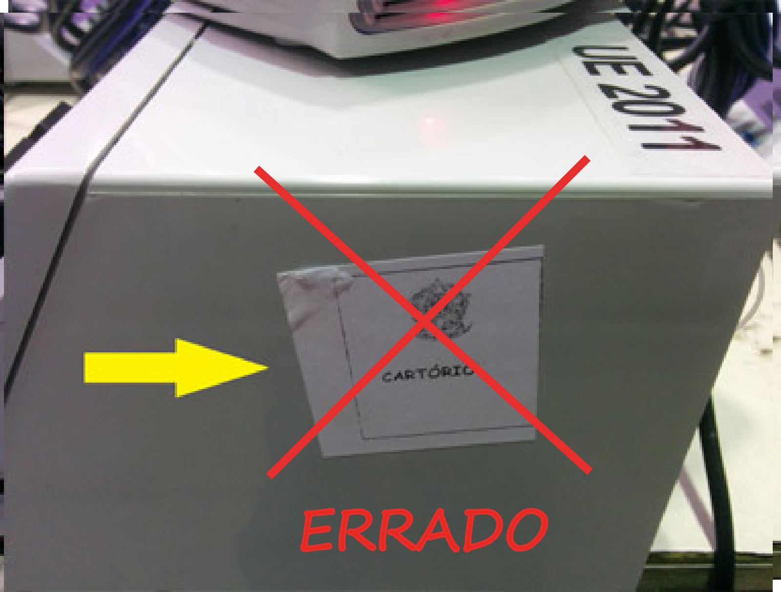 etiqueta branca afixada na lateral do terminal do eleitor