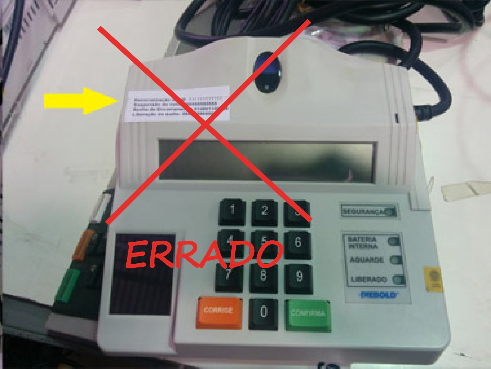 etiqueta indevidamente afixada no terminal do mesário, próxima ao leitor biométrico
