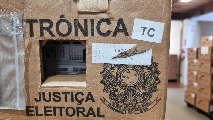 etiqueta indevidamente fixada na caixa da urna eletrônica