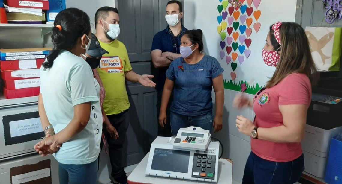 Foto de eleitores sendo treinados para prática na urna eletrônica